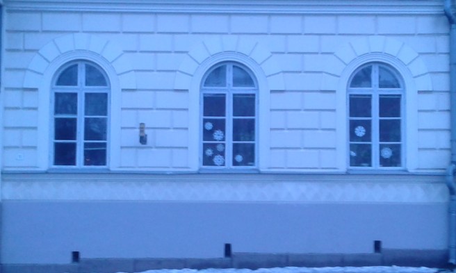 Det var skymning då jag tog bilden på de här fönstren den 13 februari.