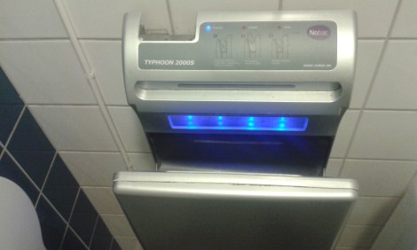 Ner i  den här ska man våga stoppa händerna om man vill att de ska torka efter att man tvättat dem på allmänna toan.