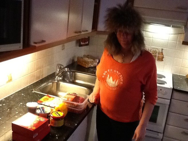 Snart ska vi äta texmex. I brist på riktig kockmössa får en äkta skinnmössa från Sortavala i Ryssland duga.