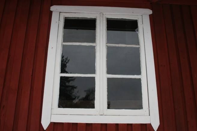 Fönstret till den så kallade iskällaren på släktens sommarställe.