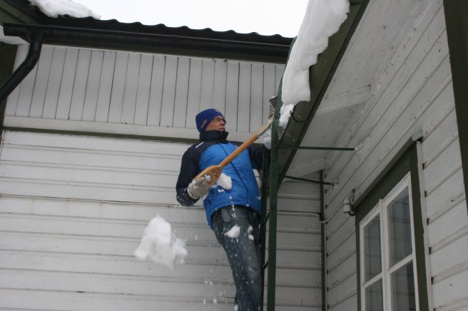 I dag tog guuben ner snö från taket på släktens sommarställe. Vi har inte fått så mycket snö men då vi några dagar haft plusgrader börjar den snö som kommit kana ner. Förutom då där som den fastnar vid stegen.