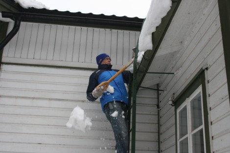 I dag tog guuben ner snö från taket på släktens sommarställe. Vi har inte fått så mycket snö men då vi några dagar haft plusgrader börjar den snö som kommit kana ner. Förutom då där som den fastnar vid stegen.
