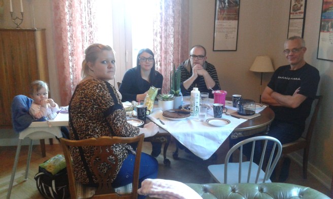 Måndagseftermiddag. Fikarast med lilla Elise, hennes mamma Jenny, Jeanette, Christian och Benny.