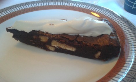 Jeanette är jätteduktig på att baka och skämmer bort oss med allt möjligt. Här en kladdkaka med chokladbitar och vaniljfudge.