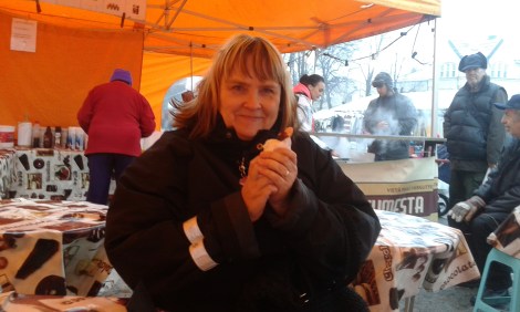 Ute och äter med kollegan Hanna. Hon tog bilden.