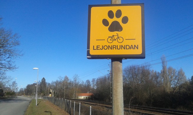 På en promenad i Eskilstuna hittade jag den här skylten. Passar ju bra för ett finskt lejon :-)