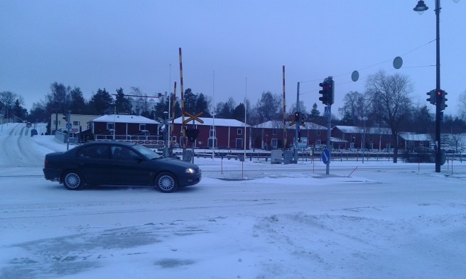 På sommaren är det liv och rörelse längs kanalen i Nystad. Den syns inte på bilden men löper där mellan gatan och bodarna. I dem finns butiker och restauranger.