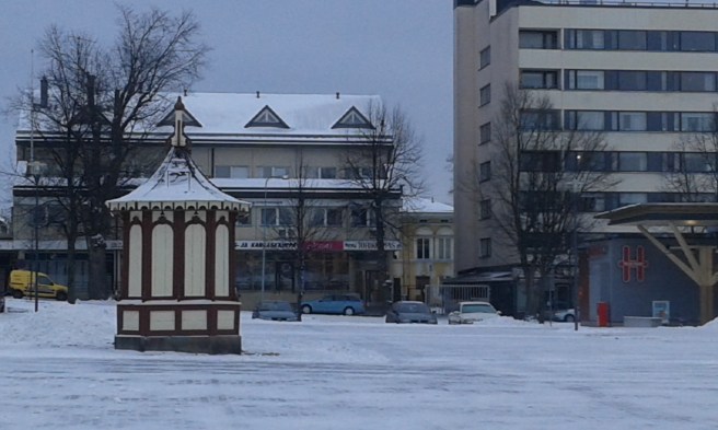 En del av torget. Samma roliga lilla träbyggnad syns här som på bilden med kyrkan.