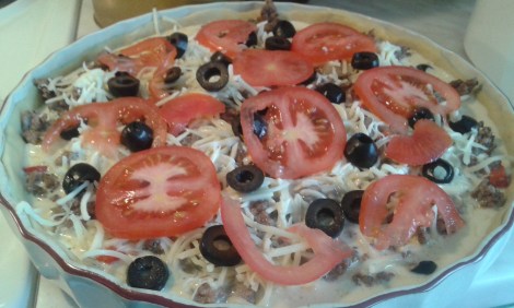 Pajen innan den toppades med riven ost och gick in i ugnen.