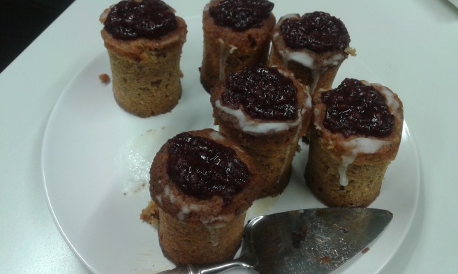 De här runebergstårtorna har kollegan Marita från finska lokaltidningen bakat åt oss. Vi fick dem redan i går och tackar så mycket!