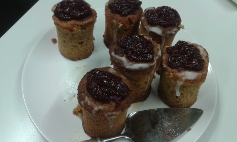 De här runebergstårtorna har kollegan Marita från finska lokaltidningen bakat åt oss. Vi fick dem redan i går och tackar så mycket!