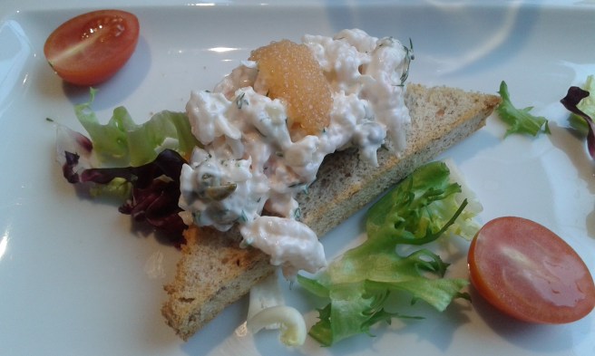 Då vi kommit från Lovisa till Helsingfors var vi ute i god tid. Vi åt en lätt lunch på restaurang Kaarna. Jag valde skagenröra, SÅ gott!