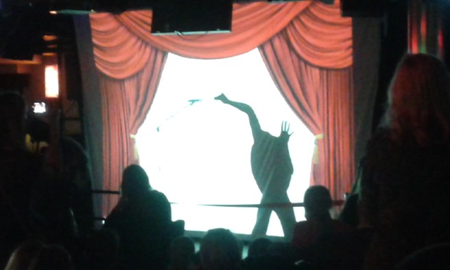 Showen i nattklubben var bra, skuggteater till olika kända låtar - bland dem Adeles Skyfall från senaste Bond.