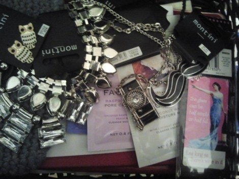 Under våren och början av sommaren kommer jag att lotta ut smycken och bokmärken.