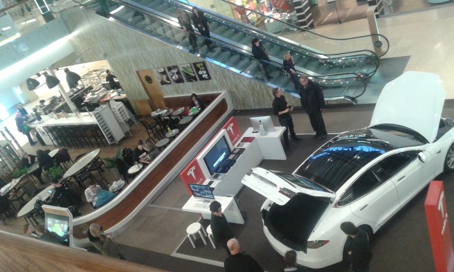 Täby centrum, som vi också kallar TC, har byggts om. Här förevisas en bil som går på gas.