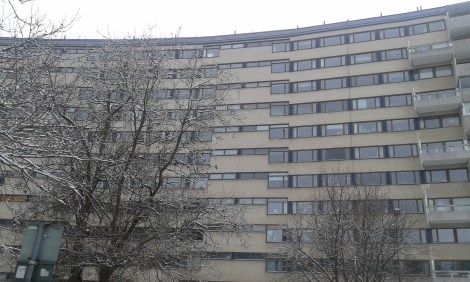 Här i Grindtorp bodde vi ett par dar hos svärmor och svärfar på nionde våningen. Visar senare ett videoklipp från balkongen.