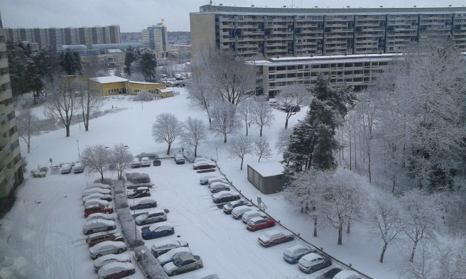 I onsdags var det barbacke. På torsdagen vaknade vi upp till "Hej Vinterland". Bilden är tagen från köksfönstret i Grindtorp. Längs borta syns Täby Centrum, torde vara Nordens största köpcenter.