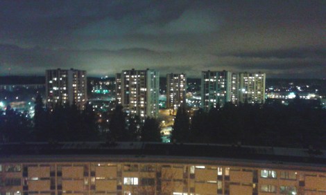 En nattlig vy från nionde våningen i Grindtorp. Utsikt över Näsbydal.