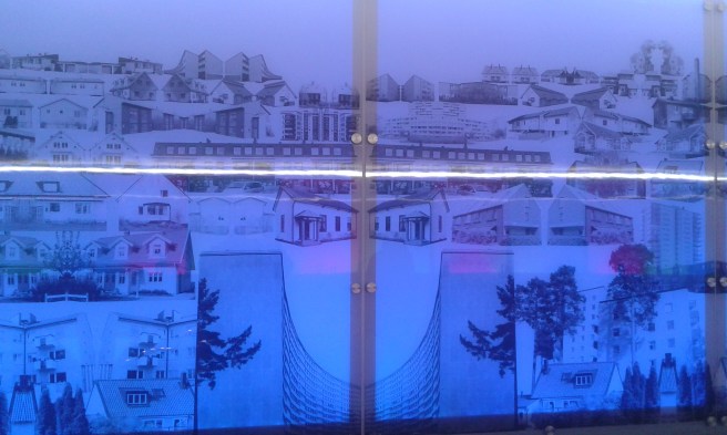 Fotografier från Täby har monterats ihop och bildar en vägg i passagen under Stora Marknadsvägen.