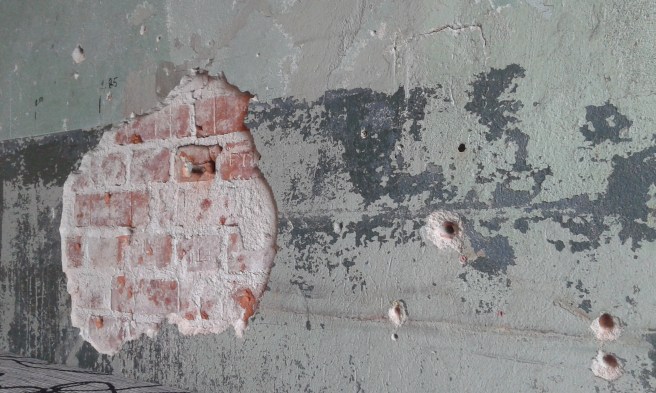 Man har låtit den gamla bruksväggen se ut som den gjorde någon gång förr. Fastän här i dag finns en cafeteria. Fint tycker jag.