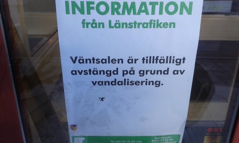 Väntsalen i Eskilstunas busstation var stängd. Eftersom jag själv kommer från Finland vågar jag skämta och fråga "nå finnar som varit i farten här" :-)