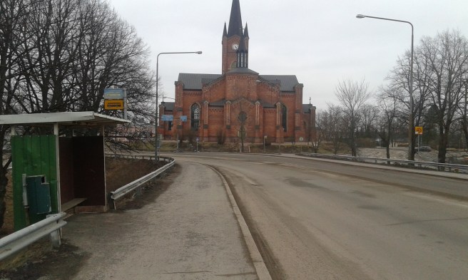 Här står jag och väntar att fansens buss ska plocka upp mig.