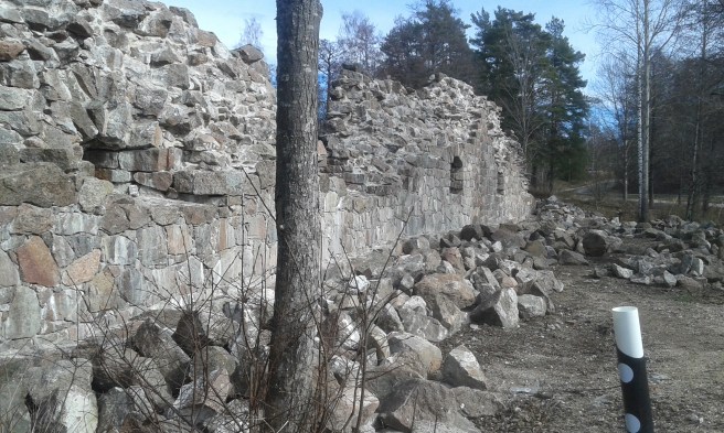 Renoveringen av Bastion Rosen har påbörjats men nu verkar arbetet ha stått still några år.