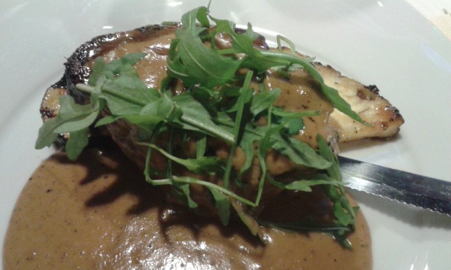 Jag valde nötinrefilé med pepparädelbrännvinssås, ananas och wokad paprika.