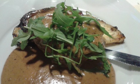 Jag valde nötinrefilé med pepparädelbrännvinssås, ananas och wokad paprika.