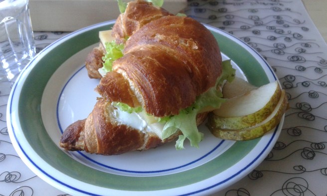 Maken fixade till rustika croissanter då min syster kom för att träffa Jenny och Elise.