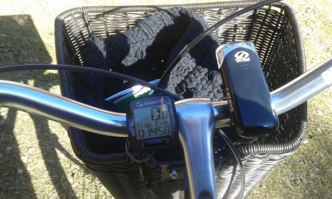Mätaren på cykeln visar hur lång tid jag cyklat. Den visar också hastighet, vad klockan är och hur många kilometrar jag tillryggalagt. Lampan är ny men cykelkorgen hörde till då jag köpte Saga.