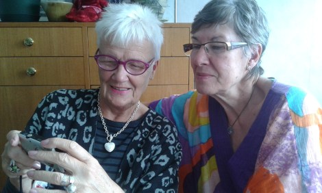 Svärmor och Bennys faster tittar på semesterbilder i kameran.