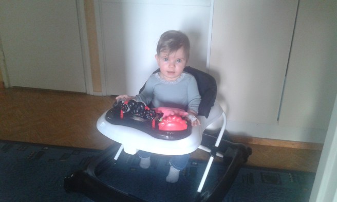 Med tillstånd av Elises mamma publicerar jag den här bilden. Det är tidig morgon och hon är redan på G!