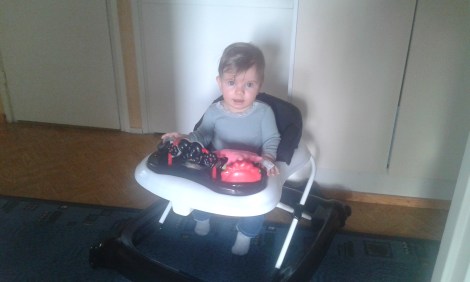 Med tillstånd av Elises mamma publicerar jag den här bilden. Det är tidig morgon och hon är redan på G!