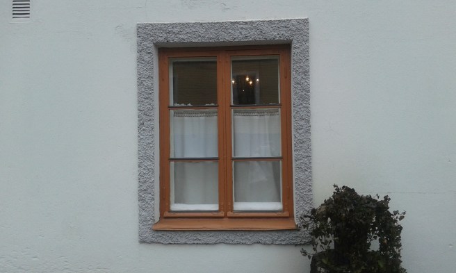 Det här är ett av företaget Herbatiks fönster i Lovisa. Här säljs bland annat hälsokost. Skyltfönstren vetter förstås mot gatan, men det här mot gården är extra fint.