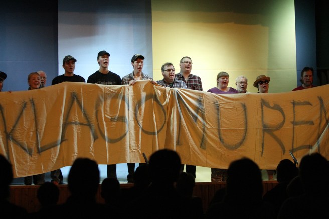 En återkommande sketch, Klagomurens sångkör på Liljendalrevyn Dimidarjuse.