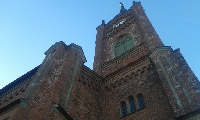 Lovisa stad brann 1855. Då förstördes också 1700-talskyrkan. Den nuvarande kyrkan invigdes 1865. Den är byggd i nygotisk stil efter ritningar av arkitekterna von Chiewitz och Basilier.