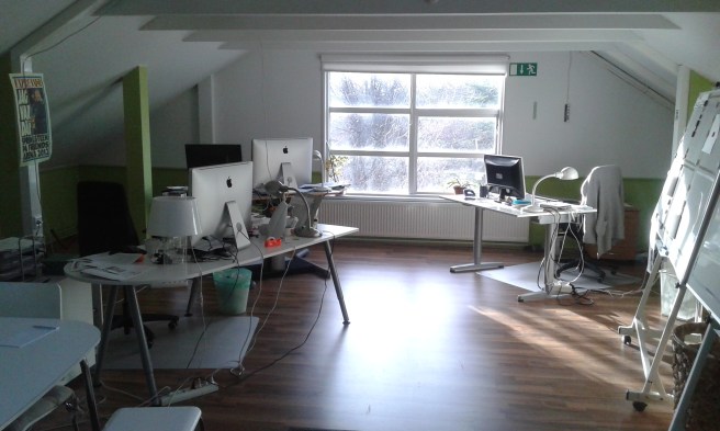 Till vänster sitter nyhetschefen och vid platserna längst bort sitter de som gör tidningssidorna (layout).