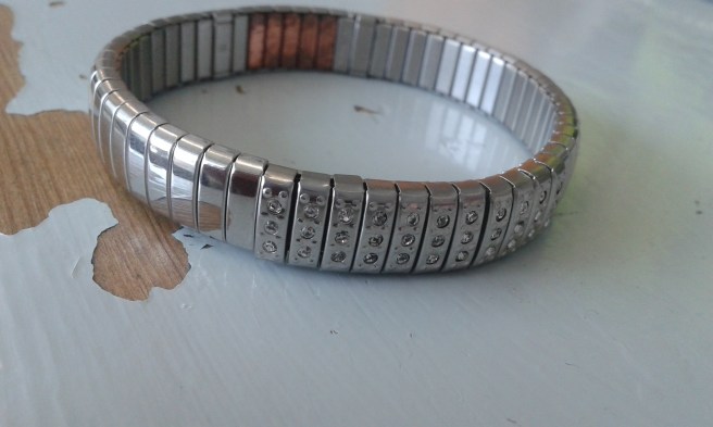 Monica säljer också magnetsmycken. Jag har aldrig testat sådana förr men tyckte det här var så snyggt att jag ville ha det.