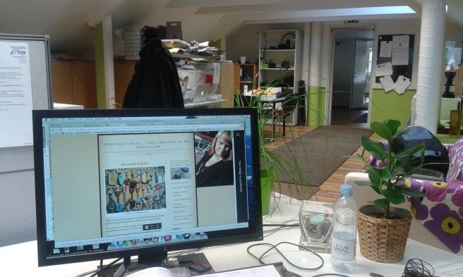 På jobbet har jag den här utsikten från min plats. Ovanför mitt huvud finns ett takfönster.