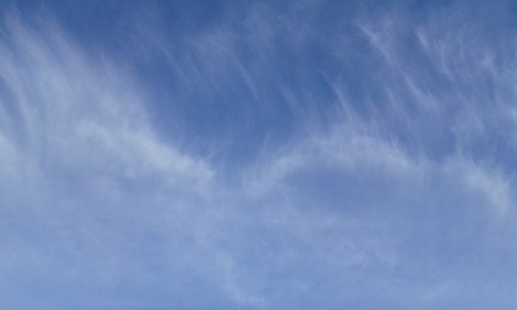 Min mamma säger att moln som ser ut som fjädrar betyder ändringar i väderleken, i det här fallet att vi skulle få regn efter en hel vecka med härlig vårsol.