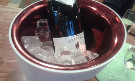 I väntan på att svärfar och min man ska komma till restaurangen där vi ska äta delar svärmor, Faster-Aster och jag på en flaska mousserat.