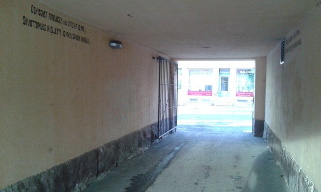 Så här ser portens öppning ut mot Drottninggatan. En del av texten på väggen syns uppe till vänster.