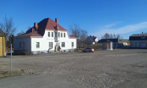 Saltbodtorg där en del av kullerstensbeläggningen finns kvar.