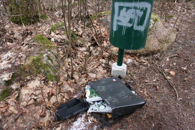 Definitionen, figuren, på skräpkorgen är ju rätt diffus... Men den här videobandspelaren (?) hör ändå inte hemma här. Den fick ju inte ens plats i behållaren.