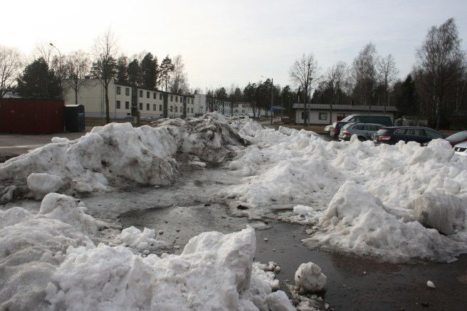 Så här mycket snö har vi i Lovisa :-) Utanför ishallen dock. Där brukar det bli högar bland annat för att ismaskinen töms här.