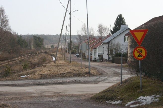 I Lovisa har vi vägar med olika länders namn. Den här som löper längs järnvägen heter Spanienvägen. Sedan finns det Tysklandsvägen, Hollandsvägen, Franrikevägen och Danmarksvägen.