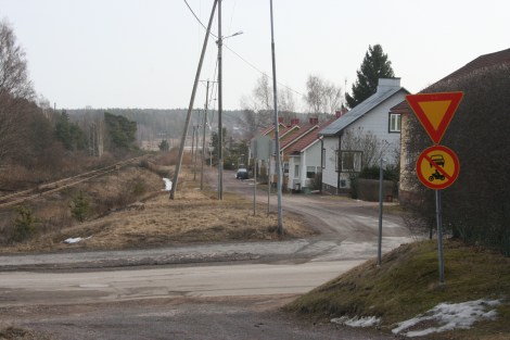 I Lovisa har vi vägar med olika länders namn. Den här som löper längs järnvägen heter Spanienvägen. Sedan finns det Tysklandsvägen, Hollandsvägen, Franrikevägen och Danmarksvägen.