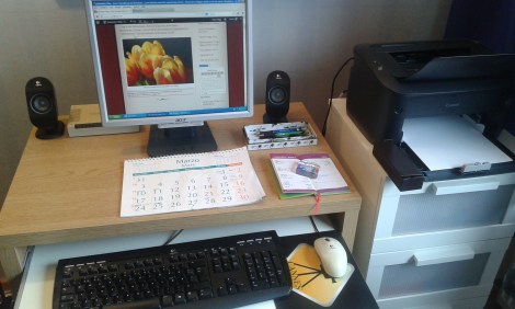 Här sitter jag och skriver mina blogginlägg och en del texter för tidning och webb. I går städade jag bordet. Tycker det är bra att det är ganska litet, det hinner aldrig bli en riktigt förskräcklig röra.