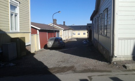 Vårsolen sken från en klarblå himmel och skuggorna blev skarpa. Men Tvärgränd är en liten mysig gata och där finns ingången till det trevliga caféet Tuhannen Tuskan kahvila.